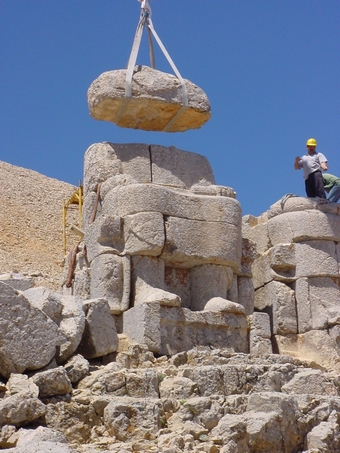 Het restauratieproject op de Nemrud in volle gang. Statue van Antiochos wordt hersteld.