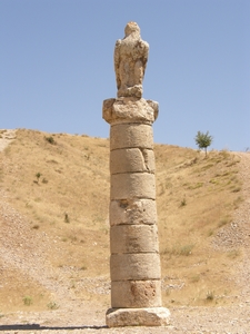 Karakuş, de zwarte vogel. Aan deze afbeelding ontleent het monument haar huidige naam. Op de achtergrons is duidelijk het verstoorde centrum van de tumulus te zien.