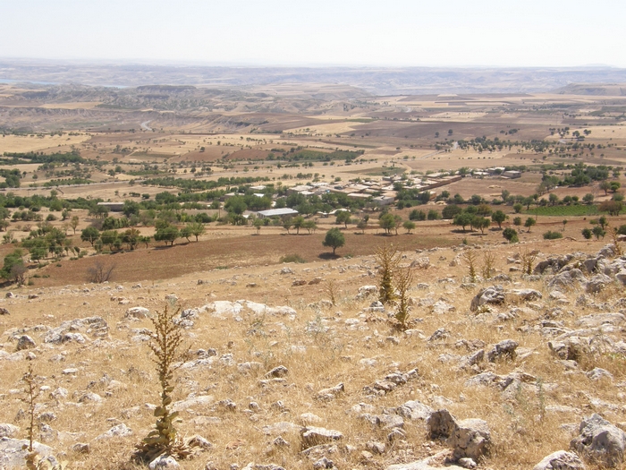 Gezicht op Àkdoğan, vanaf de heuvel waar het graf ligt.
