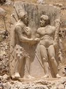 Handshakerelief tussen Koning Antiochos I en Herakles.  Kunst uit Arsameia.