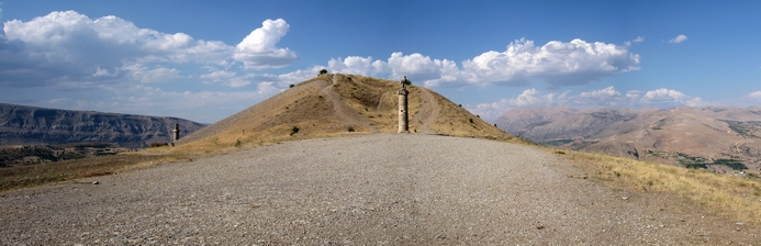 Karakuş, monument (of begraafplaats) ter nagedachtenis aan de vrouwelijke leden van de Koninklijke familie. Kommagene 1e eeuw v. Chr.