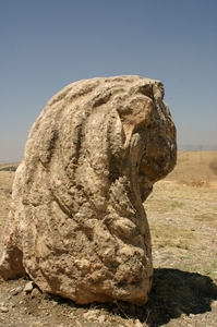Hoofd van een leeuw, oorspronkelijk stond deze - compleet met lijf -  op een pilaar aan de westzijde van het Karakuş monument.