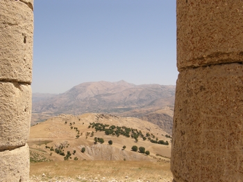 Blik op de Nemrud, gezien door de beide zuidelijkste kolommen van het Karakuş monument.