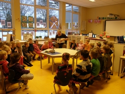 Anne ten Brink leest de kleuters van de Jan Thiesschool voor!