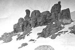 Tot 1968 stond het beeld van Kommagene op het Oostterras van de Nemrud nog fier overeind. 