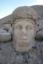 Het gehavende gezicht vab Godin Kommagene op het Westterras van de Nemrud.