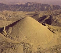 Luchtfoto van de piramide vormige kegel van het grafmonument van Antiochos I op de Nemrud.