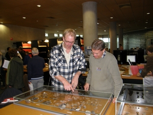 Bernard Versloot en Anne ten Brink bestuderen enige vondsten tijdens de dag van de Noord-Nederlandse archeologie.