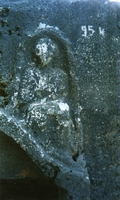Basik, relief van een zittende vrouw