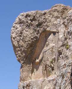 Koning Samos II, grootvader van Antiochos Theos van Kommagene, uitgehouwen in een rots op Gerger Kalesi.