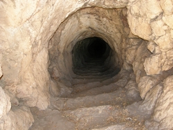 Tunnel in Arsameia met een lengte van meer dan 150 meter. Mogelijk ziet de ingang tot de tombe van Antiochos er eender uit.