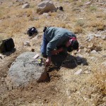 Een verloren gewaand deel van de Nemrud teruggevonden, ingemeten en gefotografeerd. Amateur-archeoloog Anne ten Brink aan het werk. 