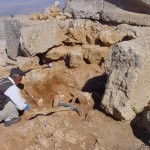werkzaamheden voetstuk leeuw op het oostterras van de nemrud