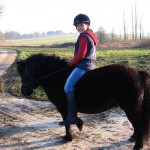 Doreen, dochter van Hans Lemmen, op pony Domino