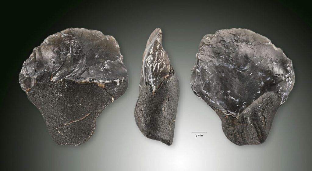 Neanderthaler artefact van de zandmotor van drie zijden gefotofrafeerd.