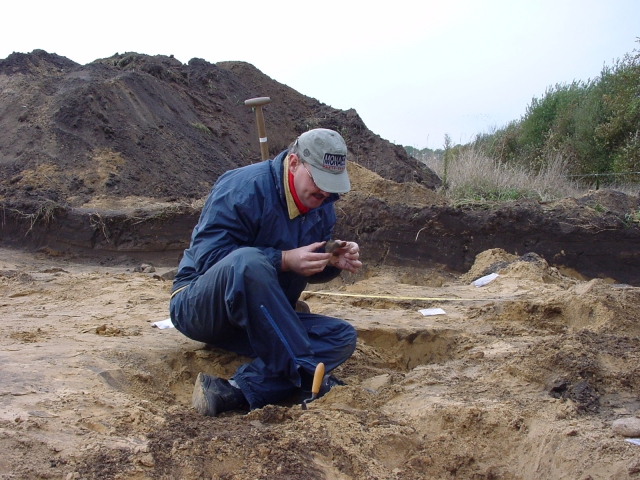 Verteller van het Oude aan het werk tijdens een opgraving in Midlaren. Foto: Lutie de Jong