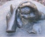 Sculptuur bij de ingang van de vuursteenmijnen in Rijckholt