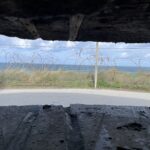 Reis naar het verleden: Normandië, zicht vanuit de observatiebunker Pointe du Hoc